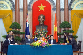 Le président Truong Tan Sang et le Gouverneur général de Nouvelle-Zélande, Jerry Mateparae assistent à la signature du Programme d’action Vietnam-Nouvelle-Zélande. 