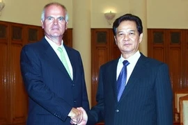 Le Premier ministre Nguyen Tan Dung reçoit l'ambassadeur et chef de la mission de l'UE au Vietnam, M. Franz Jessen. (Photo: Duc Tam/AVI)