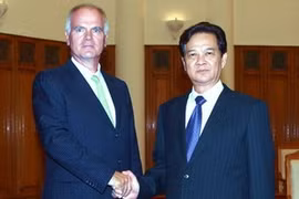 Le Premier ministre Nguyen Tan Dung reçoit l'ambassadeur et chef de la mission de l'UE au Vietnam, M. Franz Jessen. (Photo: Duc Tam/AVI)