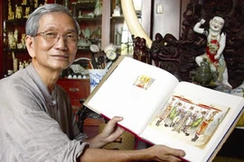Le chercheur Trân Dinh Son et son livre. (Source: VNA)