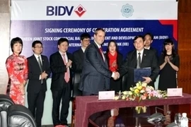 Les dirigeants de l'IIB et de la BIDV signent vendredi la convention de coopération. (Source: BIDV)
