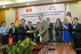 La cérémonie de signature du mémorandum sur la reconnaissance par l'AELE du statut d'économie de marché au Vietnam. (Photo: Đuc Duy/AVI) 