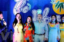 Un numéro artistique de la soirée de poésie et de chants «Nguyên Tiêu». Photo: Ngoc Mai/VNA.