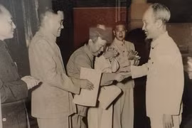 Le Président Hô Chi Minh remet, en octobre 1955, l’Ordre aux conseillers chinois pour leurs aides accordées au Vietnam. (Source : Archives).