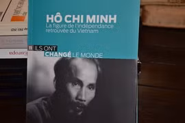 Livre Hô Chi Minh, la figure de l’indépendance retrouvée du Vietnam, publié par le journal Le Monde. (Bich Ha/VNA)