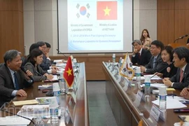 Le ministre de la Justice, Ha Hung Cuong participe au colloque "La loi et le processus de développement économique". Photo: VNA