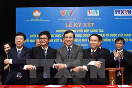 Cérémonie de signature du programme de coopération entre le Front de la Patrie et la VNA, la Radio, la Télévision. Photo: VNA