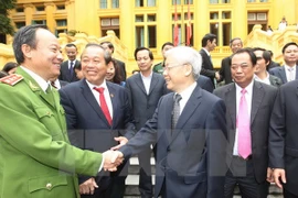 Le secrétaire général du PCV Nguyen Phu Trong et les cadres des tribunaux. (Photo: Trí Dũng/VNA)