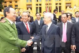 Le secrétaire général du PCV Nguyen Phu Trong et les cadres des tribunaux. (Photo: Trí Dũng/VNA)