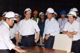 Le PM Nguyên Tân Dung est venu inspecter la construction du siège de l’Assemblée nationale. (Photo: Đuc Tam/VNA)