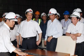 Le PM Nguyên Tân Dung est venu inspecter la construction du siège de l’Assemblée nationale. (Photo: Đuc Tam/VNA)