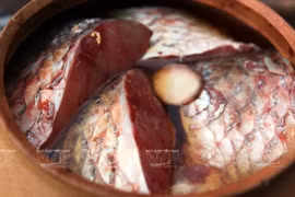 Les meilleurs poissons pour le plat ''Poisson à l'étouffée'', les carpes noires. Photo: VNA