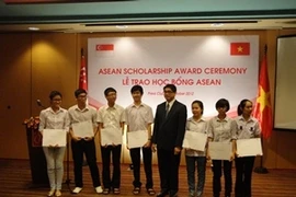 La cérémonie de bourses d'études de Singapour à sept étudiants vietnamiens du Nord. (Photo: Vietnam+)