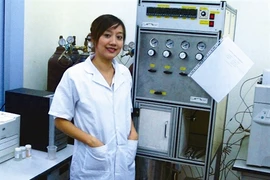 La Dr Nguyên Khánh Diêu Hông, la plus jeune professeur adjointe du Vietnam, dans son laboratoire à l’École polytechnique de Hanoi. Photo : CTV/VNA