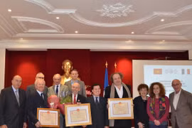 L’ambassadeur du Vietnam en France, Duong Chi Dung a remis le 18 mars à Paris l’Insigne “Pour la santé du peuple” à un professeur français et aux représentants de deux autres professeurs et docteurs français. Photo : VNA