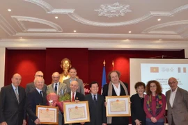 L’ambassadeur du Vietnam en France, Duong Chi Dung a remis le 18 mars à Paris l’Insigne “Pour la santé du peuple” à un professeur français et aux représentants de deux autres professeurs et docteurs français. Photo : VNA