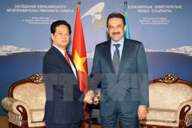 Le PM Nguyen Tan Dung et son homologue kazakh Karim Massimov. (Source: VNA)