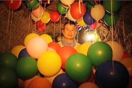 Le peintre Vo Xuân Huy, lors de la préparation de l'exposition. Source: VNA