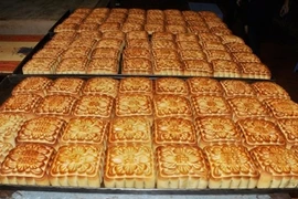 Les gâteaux de lune du village de Xuân Dinh sont appréciés pour leur qualité et, surtout, leur saveur. Photo : LD