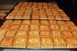 Les gâteaux de lune du village de Xuân Dinh sont appréciés pour leur qualité et, surtout, leur saveur. Photo : LD