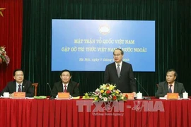 Nguyen Thien Nhan rencontre avec des participants du Forum des spécialistes et des intellectuels vietnamiens à l'étranger.