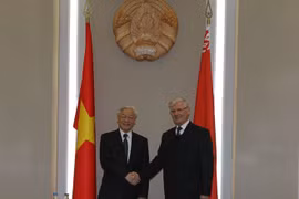 Le secrétaire général du Parti communiste du Vietnam, Nguyen Phu Trong, et le président du Conseil de la République (chambre haute) Anatoly Rubinov. (Source : VNA) 