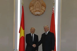 Le secrétaire général du Parti communiste du Vietnam, Nguyen Phu Trong, et le président du Conseil de la République (chambre haute) Anatoly Rubinov. (Source : VNA) 