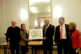 L’Association d’amitié France-Vietnam décerne son grand prix '' Jeune talent'' à une recherche sur la tradition de la céramique vietnamienne. (Photo: Bich Ha/VNA)
