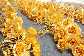 Les roses plaquées or sont nombreuses sur le marché domestique à l'occasion de la Journée internationale de la femme - 8 mars. Photo : Dantri