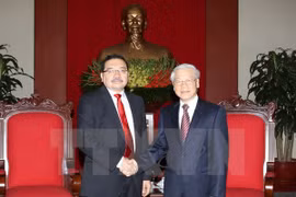Le secrétaire général du PCV, Nguyen Phu Trong reçoit le secrétaire général du FMLN du Salvador, Medardo Gonzales Trejo. Photo: VNA