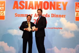 Représentant de HDBank reçoit le prix d'Asiamoney.