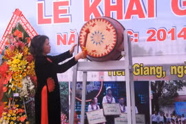 La vice-présidente de l'AN Nguyen Thi Kim Ngan a frappé le tambour inaugurant la nouvelle rentrée scolaire 2014-2015. Photo : VNA