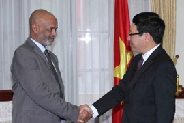 Le vice-Premier ministre Pham Binh Minh reçu le secrétaire d'Etat aux Affaires étrangères du Soudan, M. Kamal-Eddin Ismail Saeed. Photo : VNA