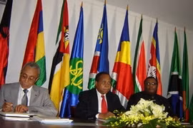 Les représentants des ambassades du Mozambique, d'Afrique du Sud et d'Angola lors du point de press à Hanoi (Photo: Do Quyen/ Vietnamplus)