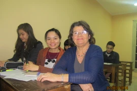 Mme Elise Spivac donne à titre bénévole des cours de phonétique aux étudiants. Source: VNA