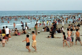 En été, tout le monde aime faire une escapade à la plage (Source: VNA)