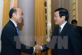 Le président Truong Tân Sang (droite) a reçu, le 12 juin à Hanoi, Mitsuhiro Furusawa, directeur général adjoint du Fonds monétaire international. (Source : VNA).