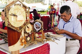Vo Thành Viên, maître dans l'art de créer des objets en bambou. (Source :VNA)