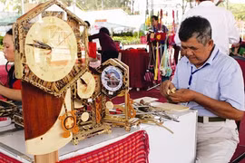 Vo Thành Viên, maître dans l'art de créer des objets en bambou. (Source :VNA)