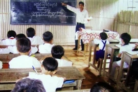 Enseigner la langue khmère dans l'école primaire d'amitié Khmer-Vietnam dans le district de Tra Cu, province de Tra Vinh. 