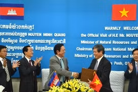 Le ministre vietnamien des Ressources et de l'Environnement Nguyen Minh Quang et le ministre cambodgien des Ressources en eau et de la Météorologie Lim Kean Hor. (Photo: Chi Hung/Vietnam+)