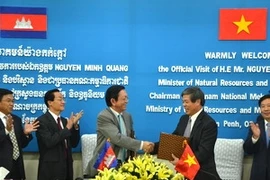 Le ministre vietnamien des Ressources et de l'Environnement Nguyen Minh Quang et le ministre cambodgien des Ressources en eau et de la Météorologie Lim Kean Hor. (Photo: Chi Hung/Vietnam+)