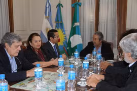 Le président de Bragado, Aldo Omar San Pedro, a une séance de travail avec les représentants de l'ambassade du Vietnam en Argentine. Photo: VNA