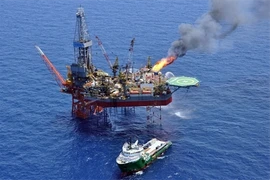 En cette conjoncture de forte baisse des prix du pétrole sur les marchés mondiaux, PVN pense suspendre l’extraction sur ses gisements dont le coût d’exploitation est élevé. Photo : VNA