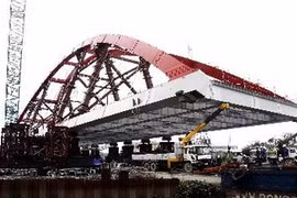 L'installation de la coupole métallique Nielsen du pont de Binh Loi. (Photo: Hoang Hai/AVI)