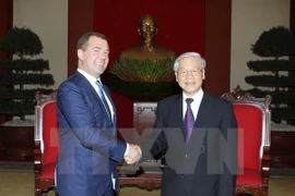 Le Secrétaire général du Parti communiste du Vietnam, Nguyen Phu Trong (droite), reçoit le Premier ministre russe Dmitri Medvedev. (Source : VNA)