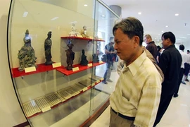 Exposition d'antiquités relatives au bouddhisme dans la ville de Dà Nang (Centre). Photo : VNA