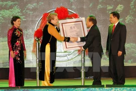 La cérémonie de réception du certificat de l’UNESCO classant le complexe paysager de Tràng An au patrimoine culturel et naturel mondial. (Photo: Quốc Khánh/VNA)