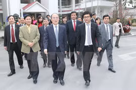 Le président de l'Assemblée nationale, Nguyen Sinh Hung et les dirigeants de la Télévision du Vietnam (VTV) et de la Voix du Vietnam (VOV). (Source: VNA)
