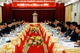 L'entretien entre la délégation de l'Académie des sciences et des technologies du Vietnam et celle du ministère des Sciences et des Technologies du Laos. (Photo: Hoang Chuong/Vietnam+)